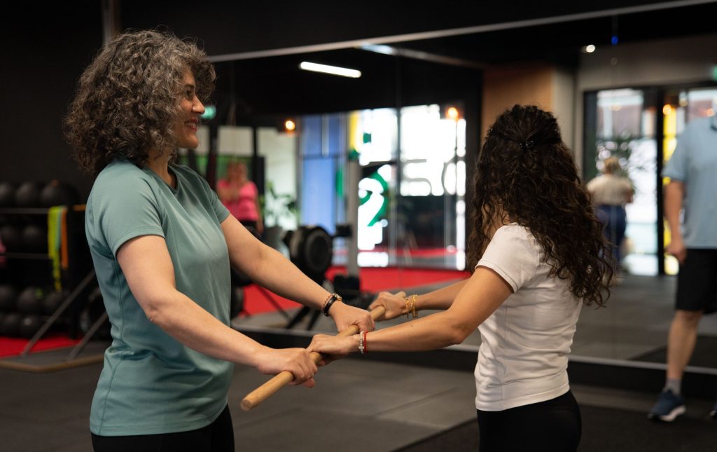 Sport activiteiten in Twente die samenwerking en vertrouwen versterken.