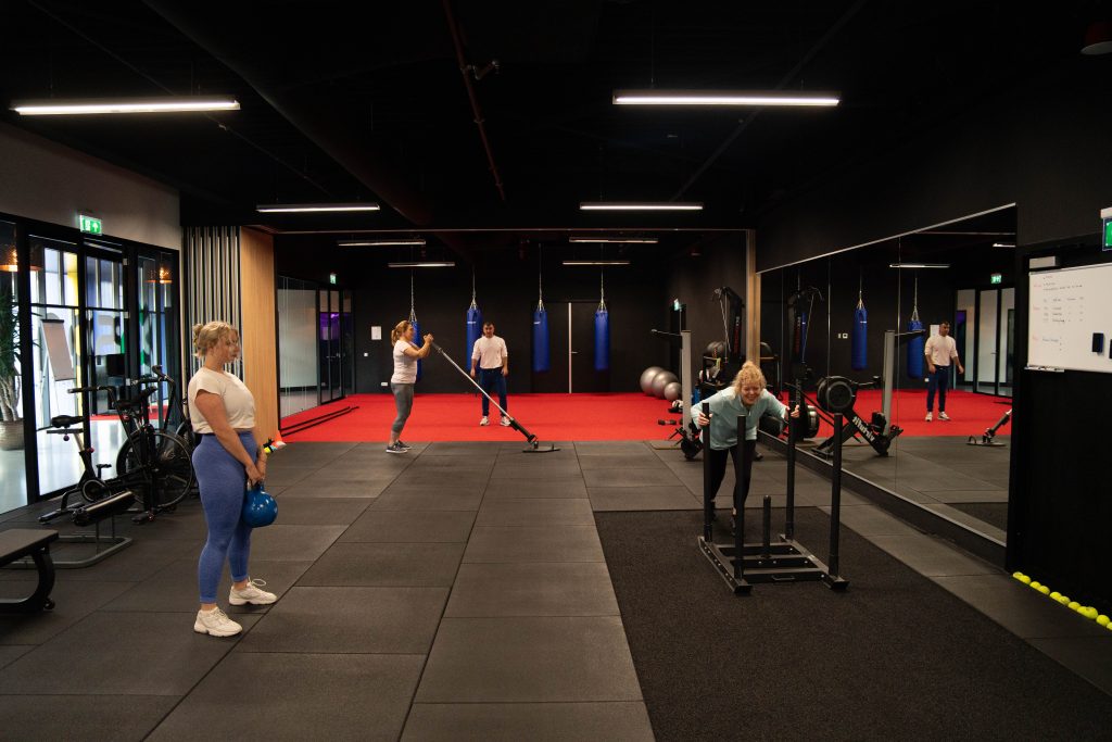 Multifunctionele sportzaal geschikt voor coaching, sport en teambuilding.